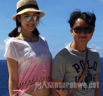 王祖蓝老婆小腹凸起