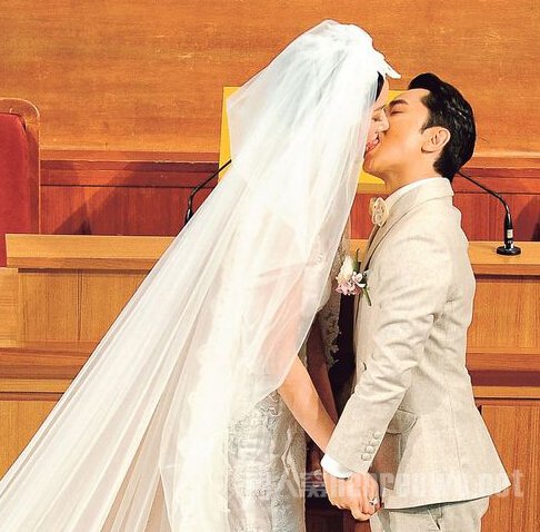 王祖蓝和老婆舌吻
