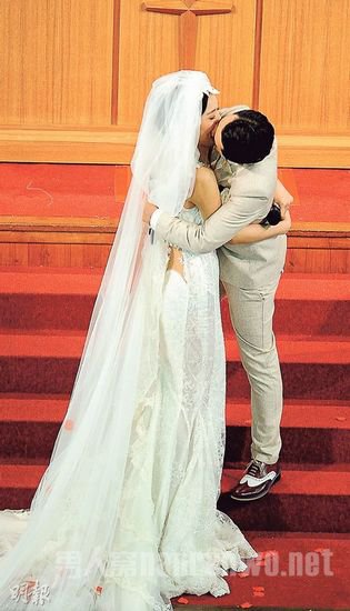 王祖蓝站台阶上亲吻老婆