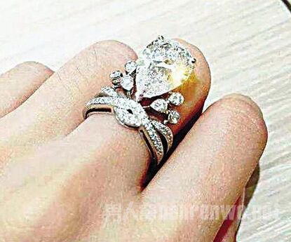 Angelababy秀婚戒