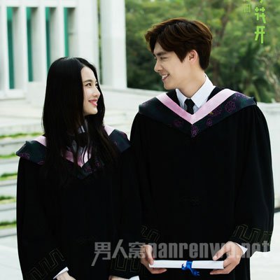 张慧雯李易峰学士服