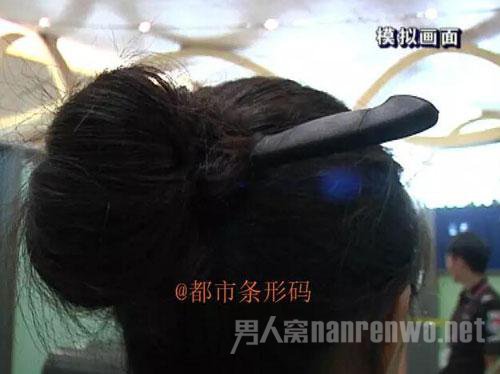 女子竟然头上插刀过安检
