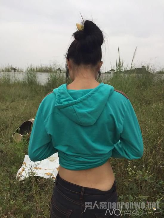 警车来了男子仍在施暴