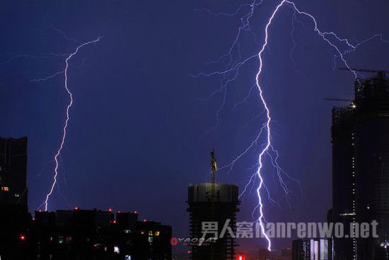  　　雷电天气照片来自摄影部落