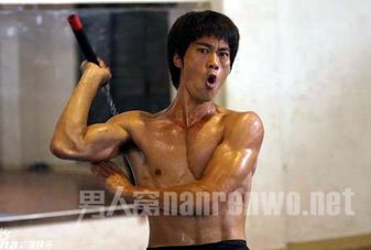 陈国坤肌肉发达
