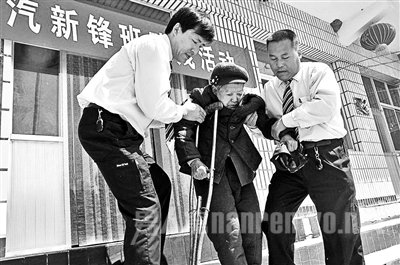王新锋(左)进行志愿服务