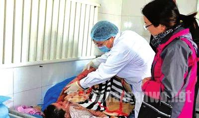 医务人员为杜苗做护理