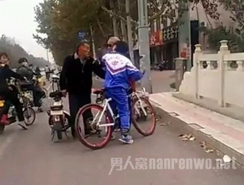 老人扯着学生的校服质问、辱骂