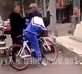 老人第一次抬手迎面掌掴学生