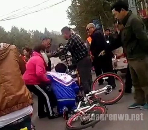 　学生第二次向老人下跪