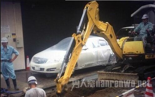 在岛国，为了不弄脏别人的车，施工前工作人员会给周围的车套上防护膜