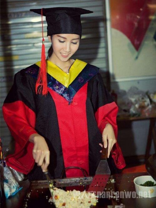 浙大美女着博士服街头炒饭爆红网络 韩国姑娘想出道?