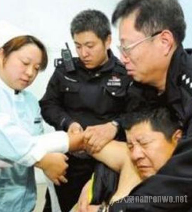 男子骑摩托车玩“跑酷”连闯三关 拦截交警手臂骨折