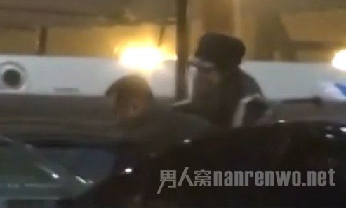 漂亮女子下车