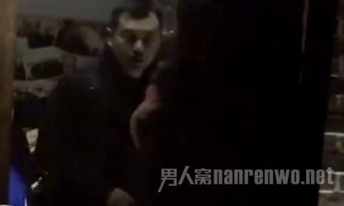 一个小时后孔令辉与女孩一起出门，再度上车离去。