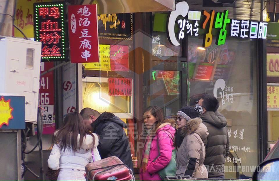 张雨绮神秘男街头买小吃