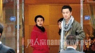演员黄轩和蒋雯丽约会被拍