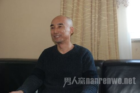 施京明光头形象