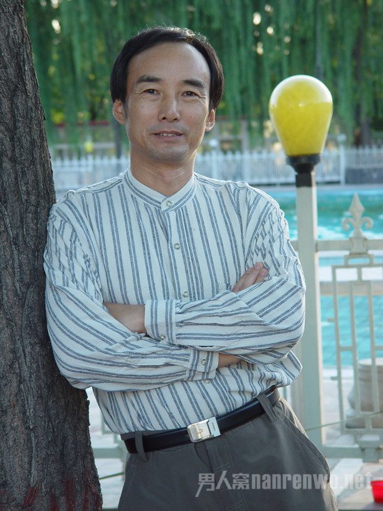 施京明喜笑颜开