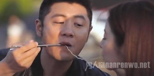 林心如任重同吃一根面条