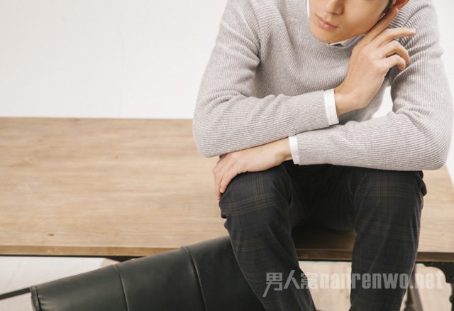 浅灰色针织长袖上衣