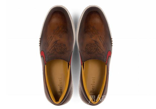 　　Berluti 一脚蹬