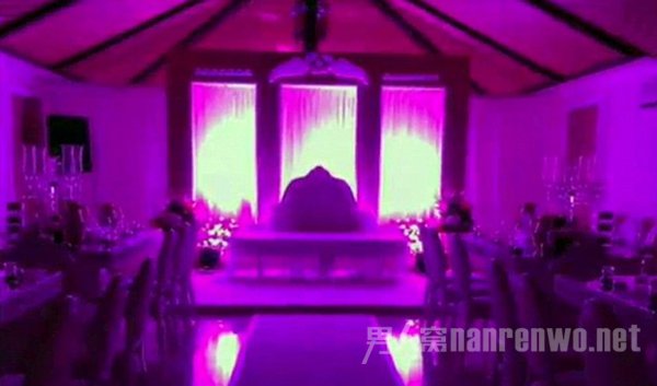 在沙特达曼市监狱举行的婚礼仪式上装饰粉红色彩灯。 在沙特达曼市监狱举行的婚礼仪式上装饰粉红色彩灯。