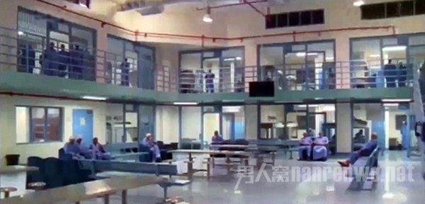 这场豪华婚礼是在沙特东部港口城市达曼一座监狱中举行的。 这场豪华婚礼是在沙特东部港口城市达曼一座监狱中举行的。