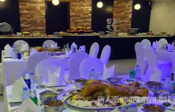 婚礼的观礼嘉宾在紫色灯光下用餐,享受精美食物。 婚礼的观礼嘉宾在紫色灯光下用餐,享受精美食物。