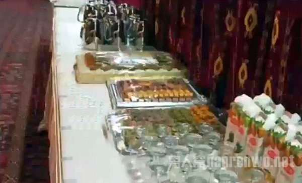 图中是放满食物和饮品的桌子,观礼嘉宾可随意取用。 图中是放满食物和饮品的桌子,观礼嘉宾可随意取用。