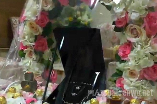 花束中间还摆放着珠宝,这可能是送给新娘的礼物,她被允许留在监狱中度蜜月。 花束中间还摆放着珠宝,这可能是送给新娘的礼物,她被允许留在监狱中度蜜月。