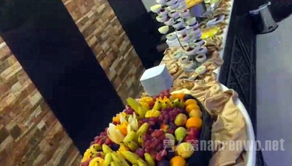 桌子末端有大盆的水果,附近也可看到美味佳肴。 桌子末端有大盆的水果,附近也可看到美味佳肴。
