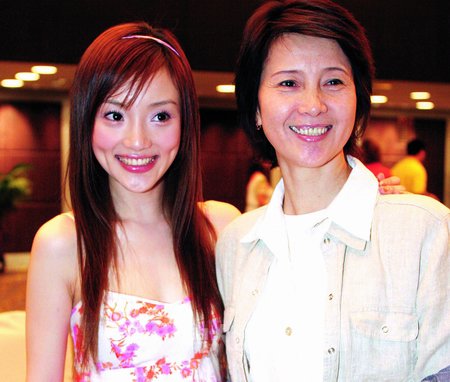 李小璐搂着妈妈
