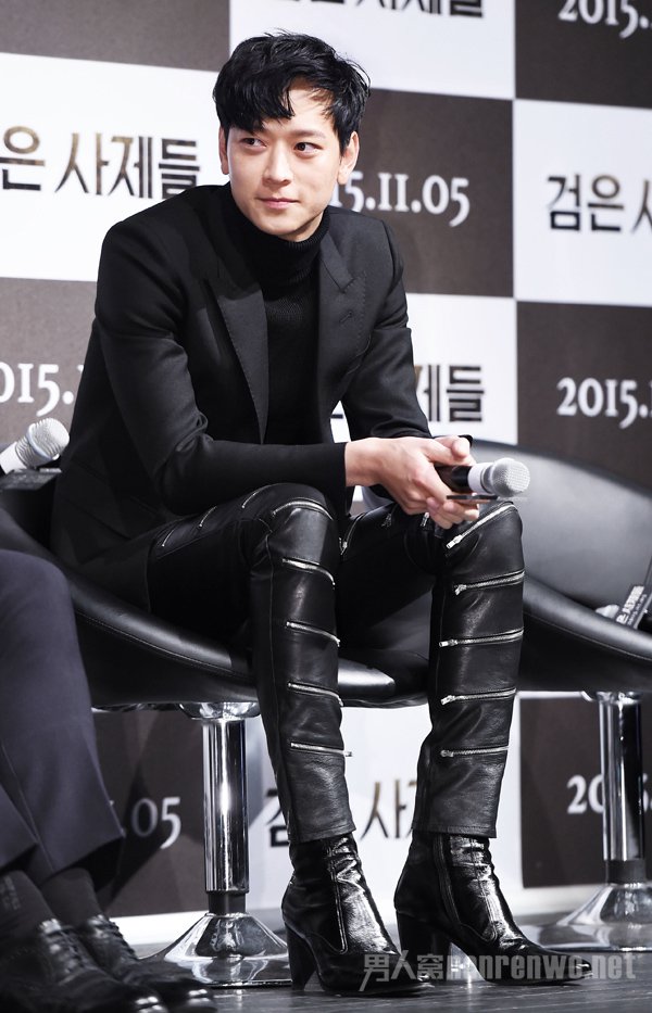 　韩国演员姜栋元(Dong-Won Kang)身着SAINT LAURENT French 85拉链靴
