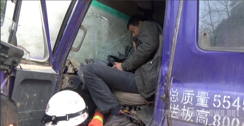 驾驶员还淡定地煲起了电话粥