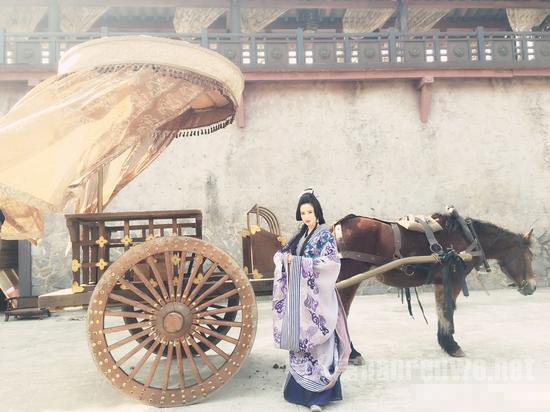 　首演武侠剧最爱吊威压 人物有改编变双面雪女