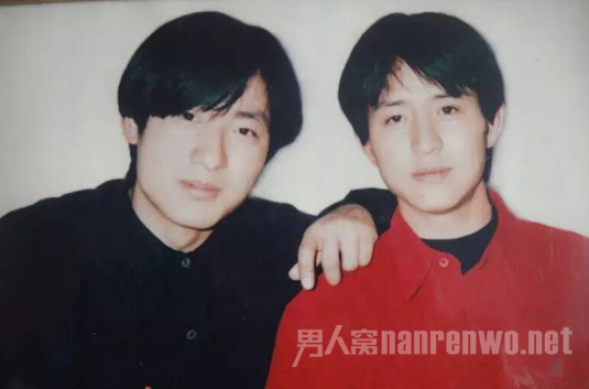 郭晓冬和哥哥年轻时候合照