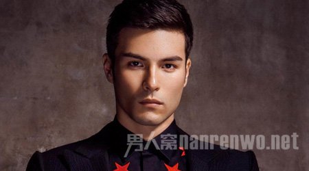 凤小岳五官精致