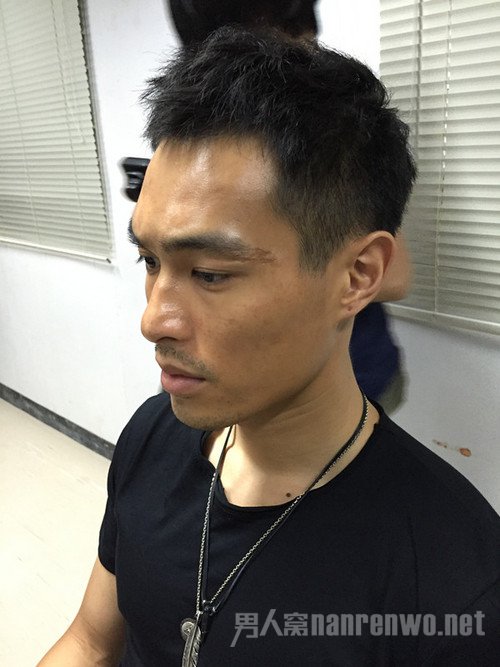 杨祐宁侧面