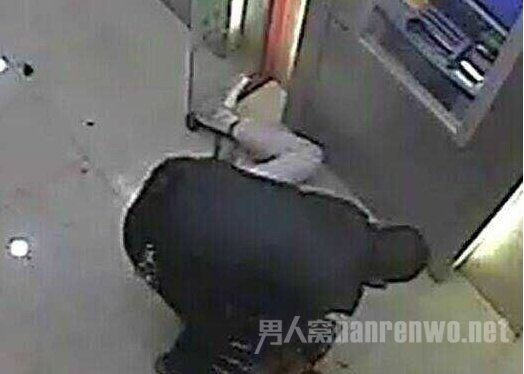 男子取钱遭打劫反打倒劫匪 男子取钱遭打劫反打倒劫匪