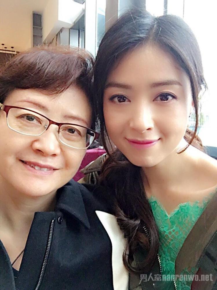 蒋欣与妈妈合照