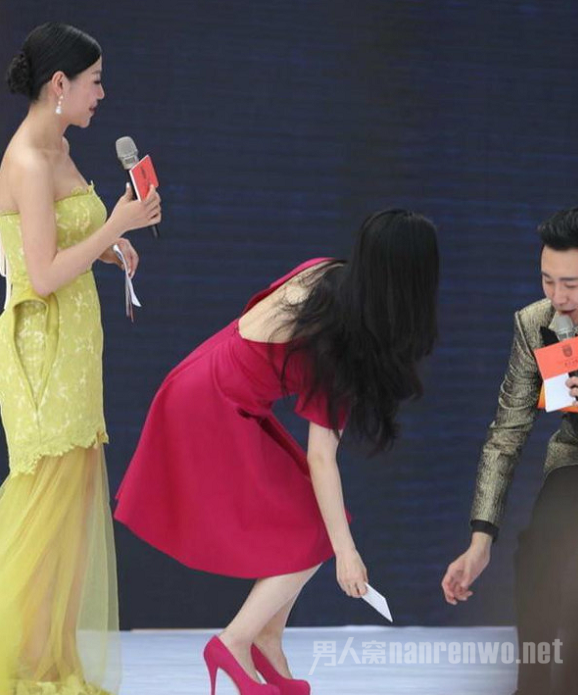 女神就是，即使摔倒，也要摔得姿势漂亮!