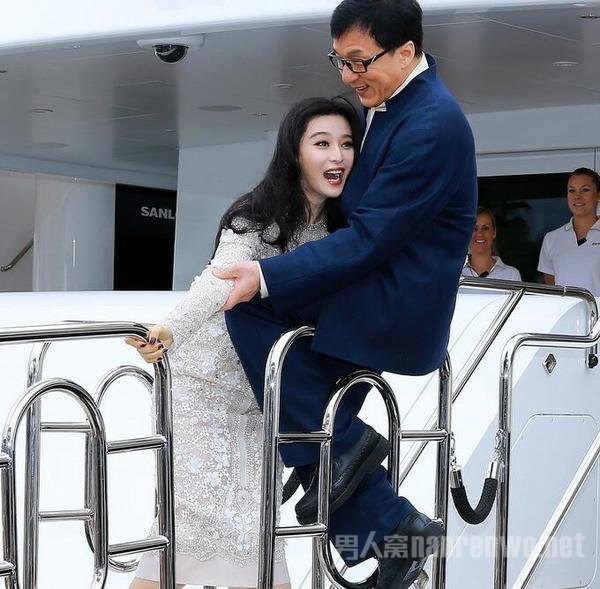 成龙抱着范冰冰