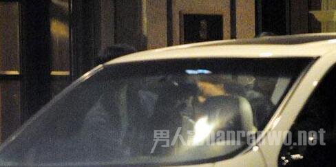 成龙把徐静蕾扶进车