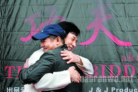 成龙李连杰热情拥抱