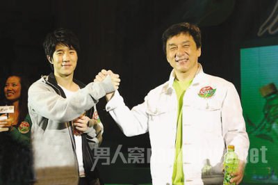 成龙和儿子亲密照