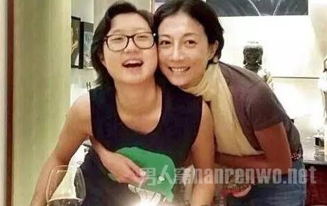吴绮莉和女儿亲密