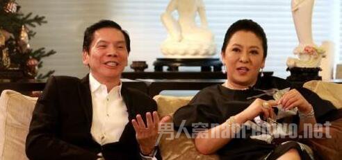 向华强夫妇接受访问