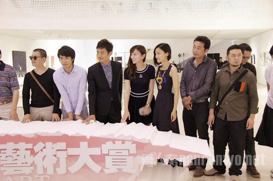 演员施诗和众人合影
