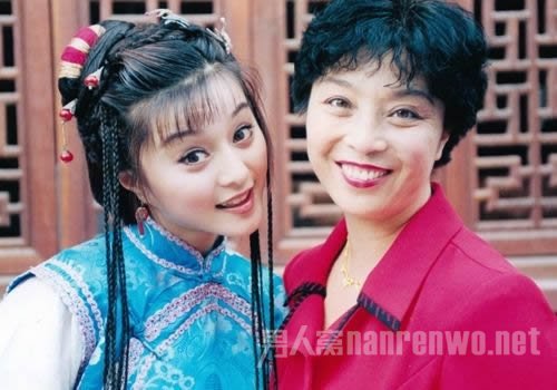范冰冰年轻时和母亲合照